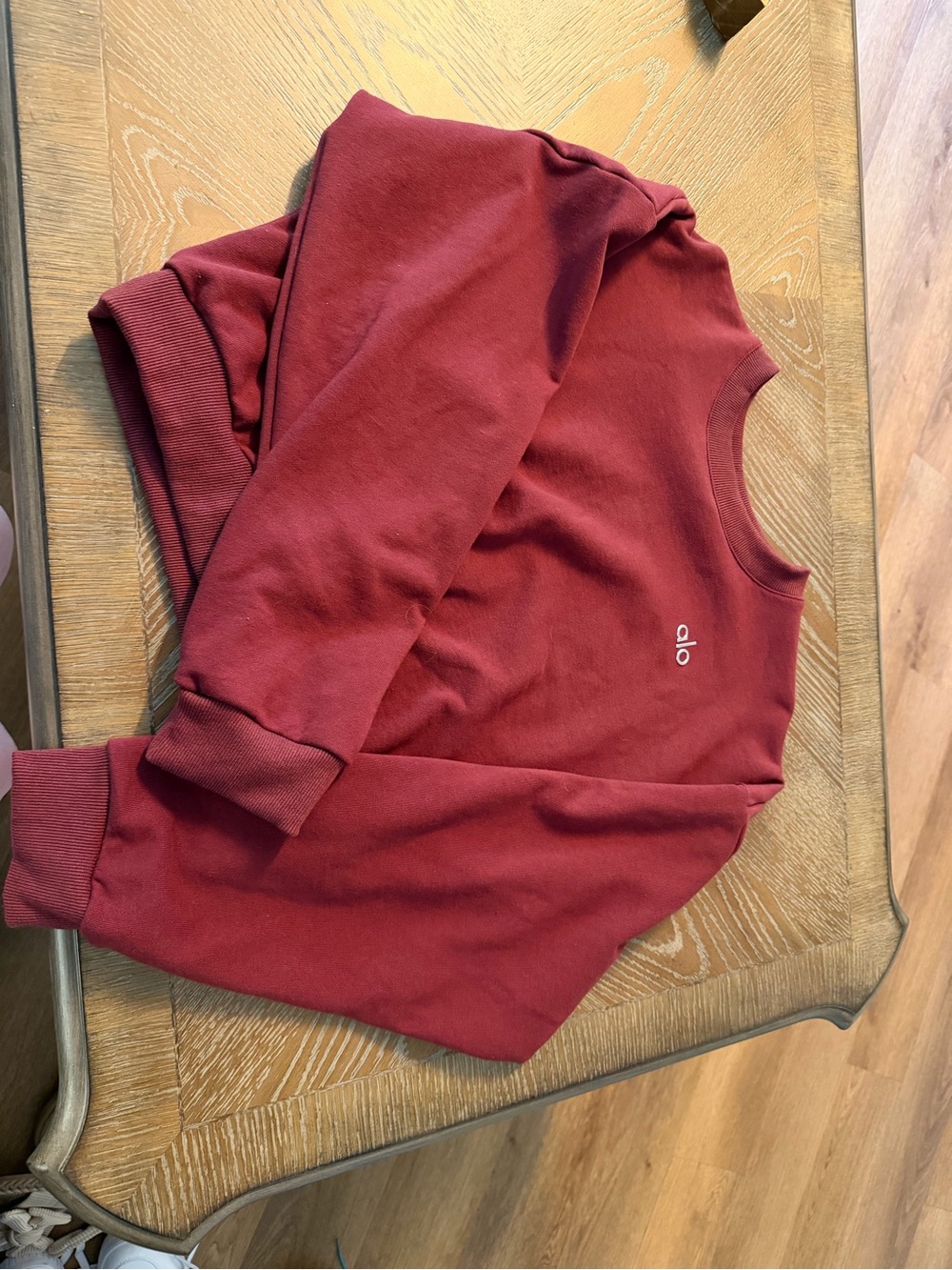 Alo Cropped Crewneck Sweatshirt in Burgundy